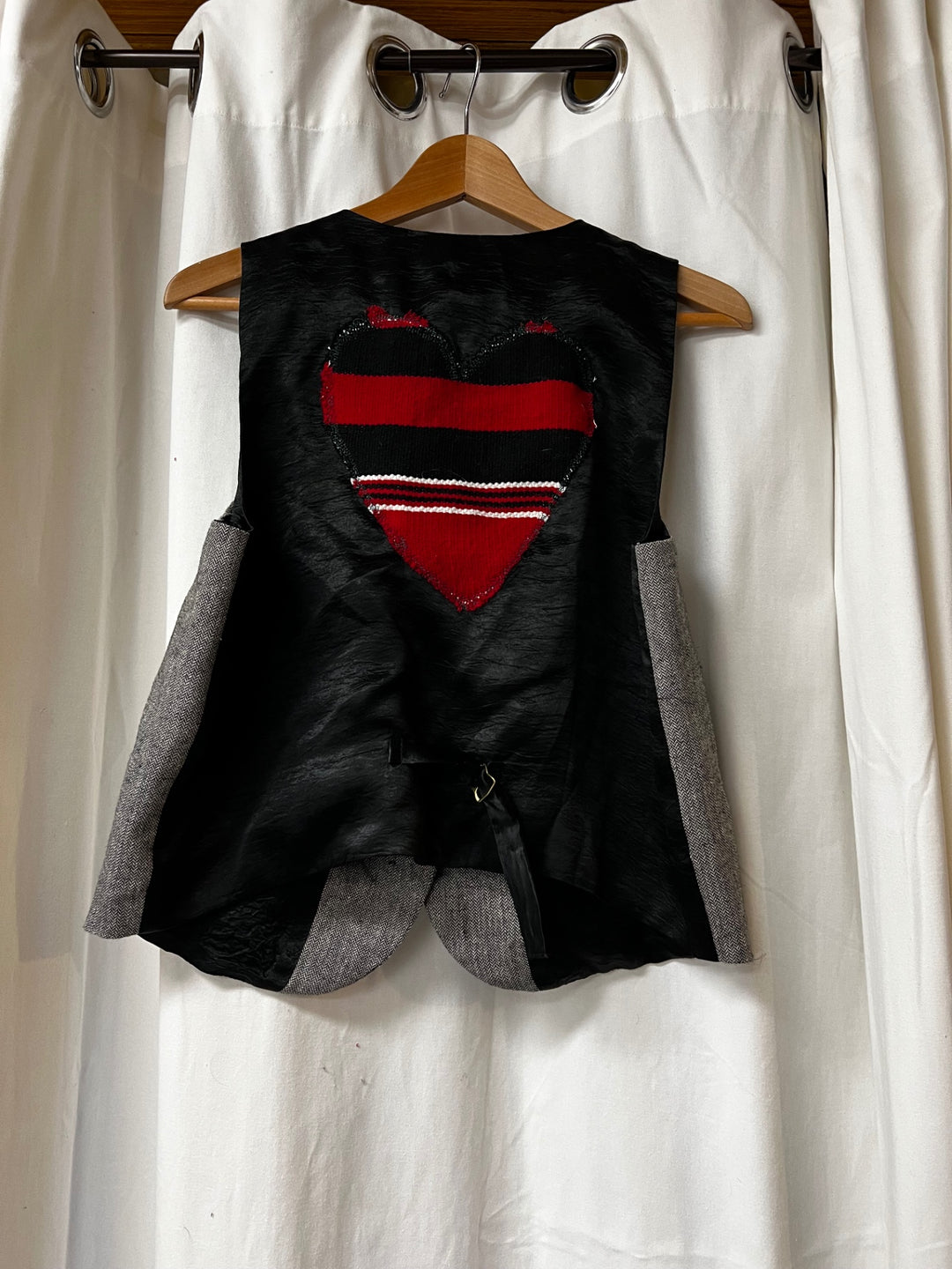 Dear Birdie Vest Large Black, Red, White